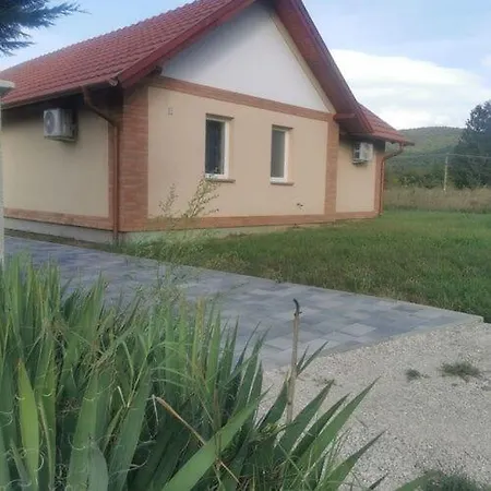 Voeroestoelgy Vendeghaz Villa Esztergom Kültér fotó
